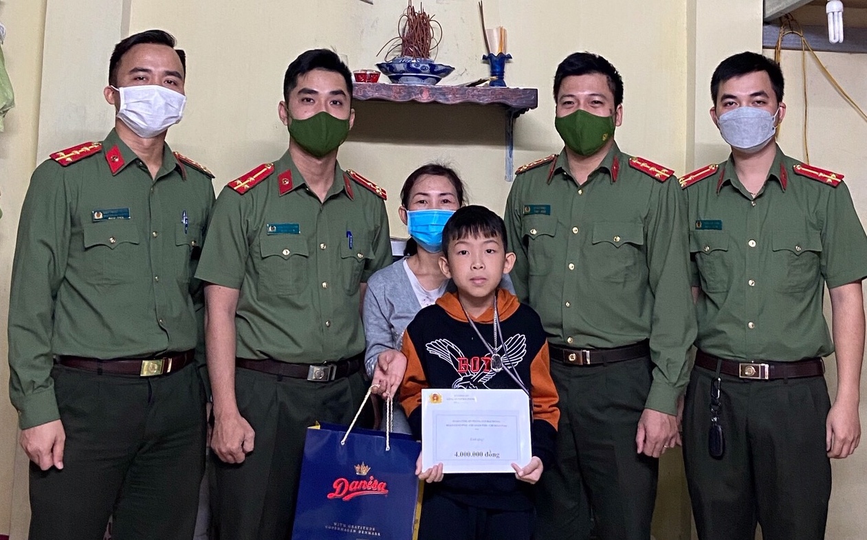 Trao học bổng tặng em Nguyễn Phúc Anh, học sinh Trường Tiểu học Quán Trữ, Kiến An